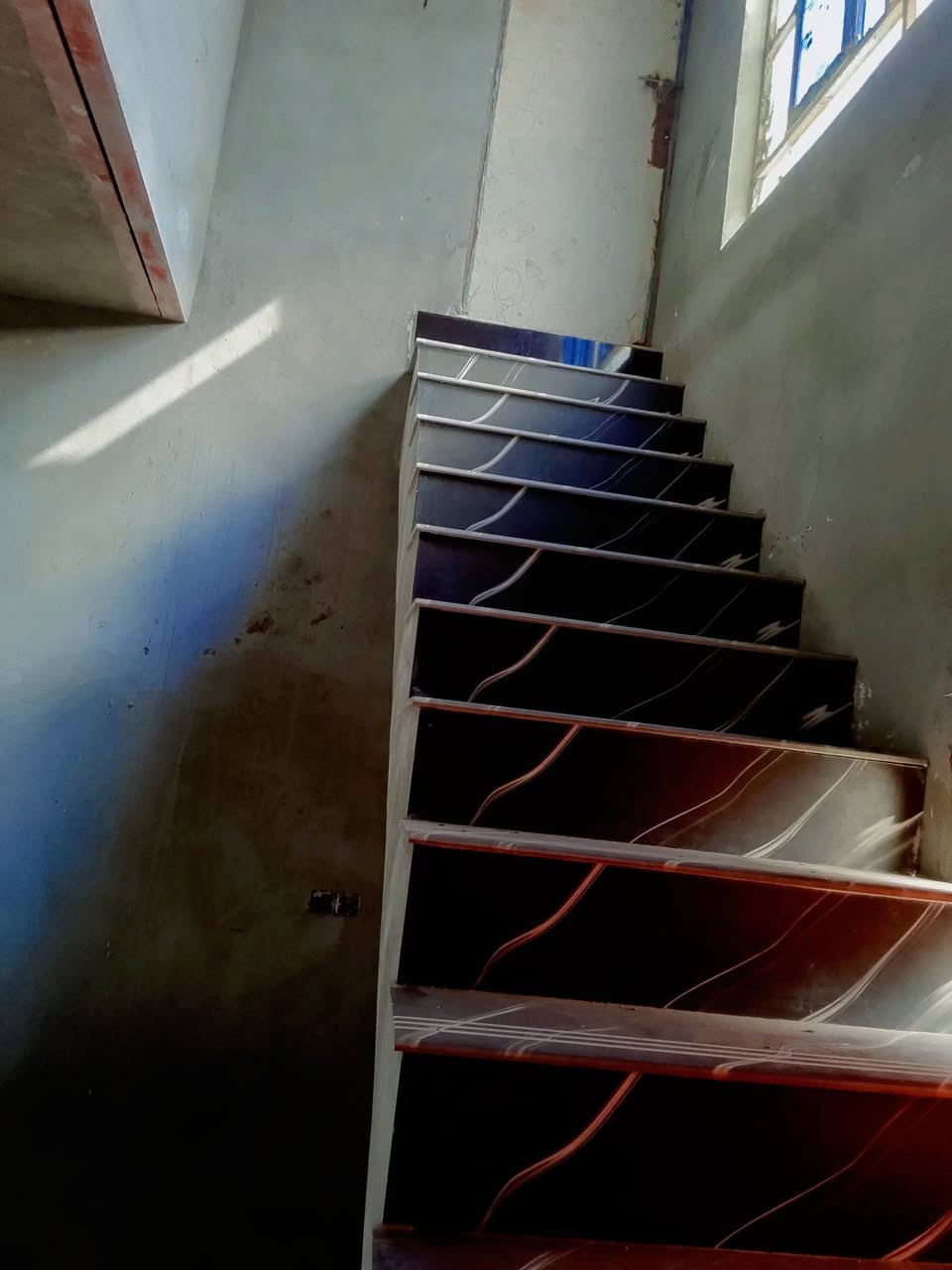 مكلف بنشر
بيت مساحته الف وربع متر مربع على حافه شارع مباشرتا يتكون البيت من غرفتين وصاله ومطبخ وحمامات وبراني 
ملاحضه البراني عايز لبخ 

...البراني . عشر امتار زراعي مداور أسهم بسم المشتري مباشرتا موقع البيت يبعد عن سيد محمد ٧٥٠ متر على طريق آل ناطور   السعر مرسله صاحب الدار *********** بي واتساب
