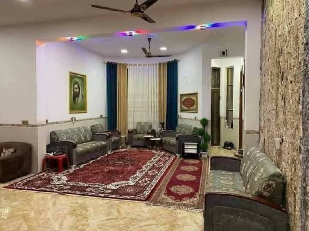 📍 الموقع: شارع 80، خلف بانزين خانة الأضواء، قرب مول نون – سابع بيت ركن
🔸 المساحة: 400 متر مربع
🔸 النزال: 20×20 - ( ركن )
🔸 البناء: حديث، صب مسلح، طابقين
🔸 الواجهة: حجر مع تطعيم
🔸 السند: سند 25 - طابو زراعي مستقل
⸻
🏠 الطابق الأول:
 • 5 غرف نوم (منها 2 سويت)
 • صالة كبيرة بمساحة 11×5 متر
 • استقبال كبير يحيط بجميع أجزاء البيت
 • مطبخين (حار وبارد)
 • مجمع صحيات كامل
 • 3 مناور تحيط بالبيت من كل الاتجاهات
 • كراج كبير + مجمع صحيات غربي خارجية

🏠 الطابق الثاني:
 • 4 غرف نوم
 • استقبال كبير يغطي مساحة الطابق
 • مجمع صحيات كامل
 • سطح أول و سطح ثاني

🧱 المميزات الإضافية:
 • درج فرعوني باتجاهين
 • الطابق الأول منفصل عن الثاني من حيث الماء والكهرباء والمجاري
⸻
 للاستفسار على الرقم او التواصل على الخاص 
***********  :📞
