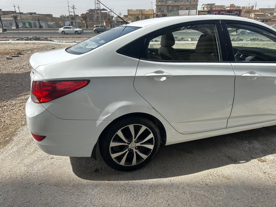 اكسنت خليجي موديل ١٥
ماشية ٩٣
 رقم بغداد 
بيها الجاملغ جهة السايق مبدل و حافة الباب معدلة 
الدوسات مصبوغة 
شاشة كبيرة و كاميرا خلفية —فتحة سقف
سيارة حلوة و نظيفة استخدام بنية 
مكانها الحلة المركز 
السعر ٩٧ و بيها مجال 
***********
