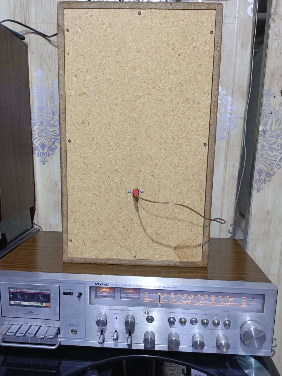 للبيع 
مسجل راديو(رايزنك)
إستيراد مؤسسه بدايه الثمانينات راديو 4 موجات مع ال fm نظافه مثل ما موضح بالصور والفيديو..مع سماعه وحده فقط ..الجهاز بلاد على وضع الشركه بدون تصليح نهائيا.. شغال وبحاله ممتازه جدا 
للاستفسار(***********) متواجد واتساب ماسنجر.. يوجد توصيل 
((السعر ع الخاص))
