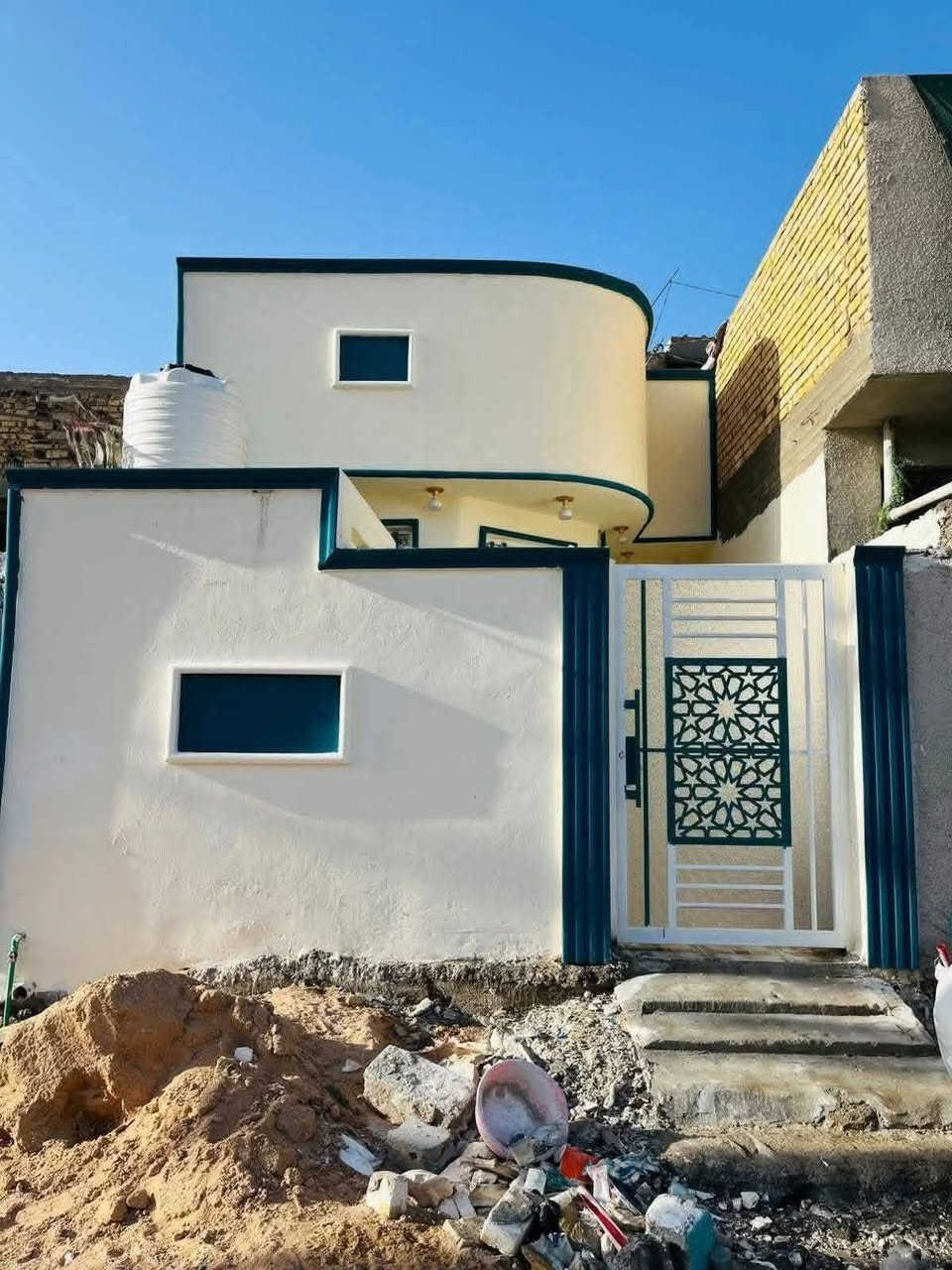 مشتمل مساحة 100م طابو زراعي سند 25 تحويل مباشر 

يحتوي على غرفة نوم استقبال كلدور مطبخ مجمع صحيات خارجي وداخلي بيت ماناقص اي شي كما موضح بل صور
📍 عنوان حله ورديه شارع الغسل قرب شارع المشجر السعر 45 مع المجال للاستفسار ☎️***********
