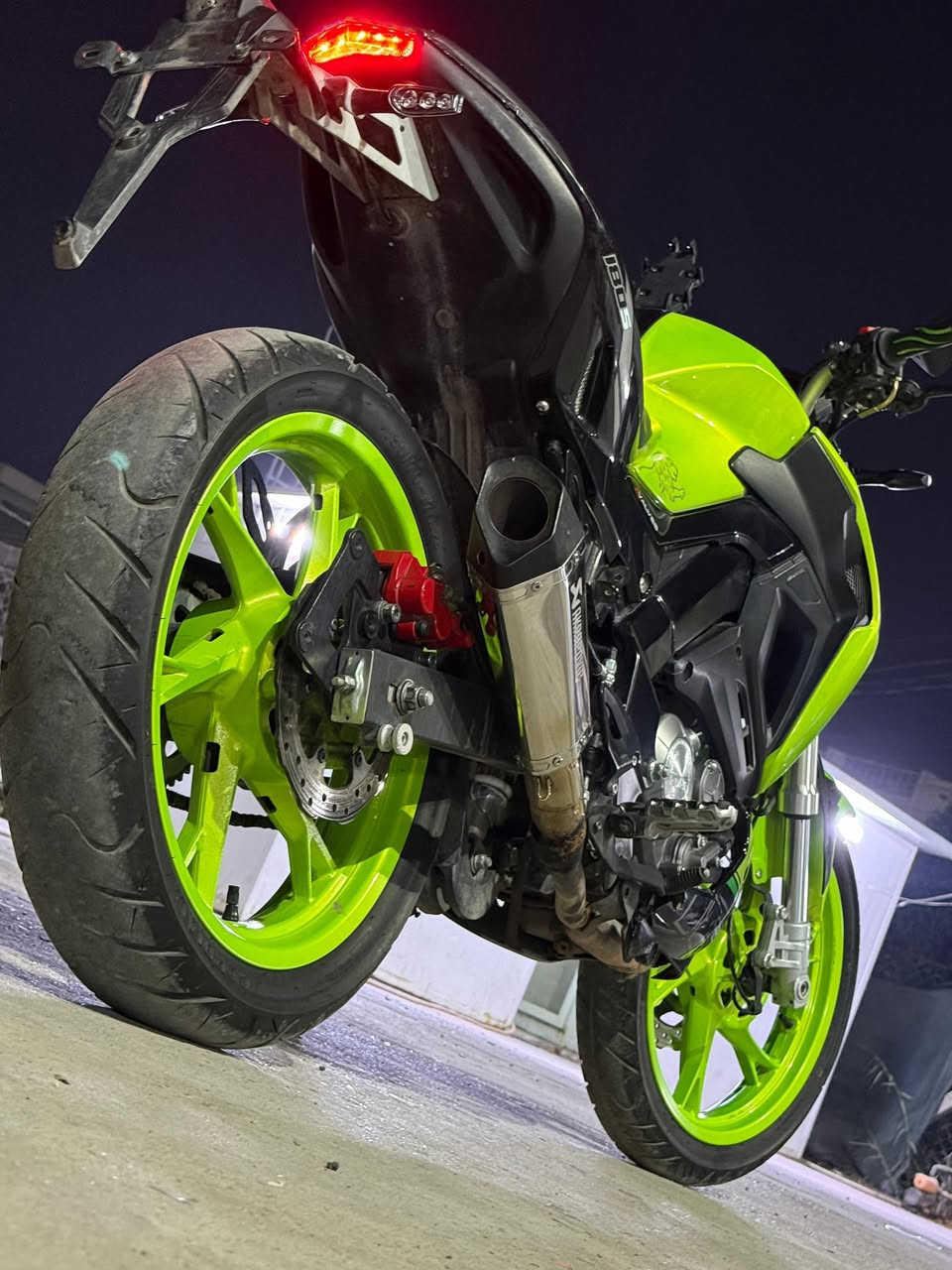 السلام عليكم 
للبيع بنلي 180s 
دراجه رقم وسنويه رقم بغداد 
سعر مليونين و ٦٠٠ وبيها مجال بسيط 
عنوان بغداد تقاطع درويش 
رقمي ***********
