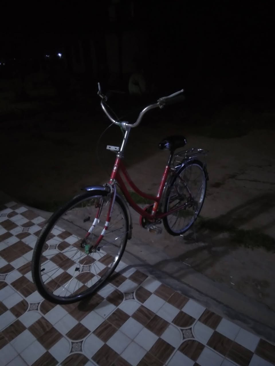 السلام عليكم يوجد بايسكل للبيع حجم سته وعشرين لون احمر المكان واسط قضاء الزبيديه السعر 70وبي مجال الرقم***********
