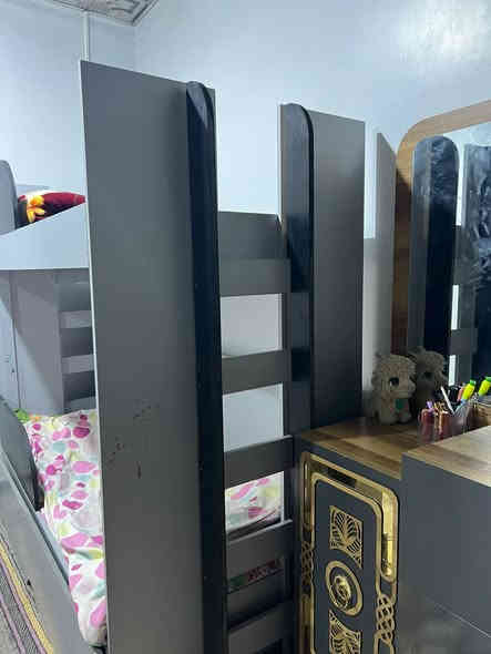 سلام عليكم جربايت طفال تفصال تركي شغل درجه اوله ثقيله حيل طابقين وثالث يرحم سرير ويرهم مجر  سعرها 250 بيها مجال قليل اني فصلتها ب 450 بس لان حولت بيت زغير وما عدي مكان 
هاتف ***********
