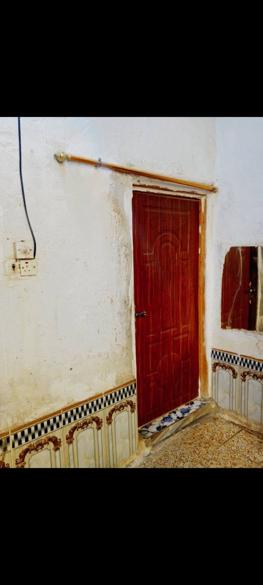 بيت للبيع المساحه 210 طابو يتكون ديوانيه او هول او غرفتين او مطبخ عكاده بناء 2003  حي الشهداء قرب محلات. القاضي ناظم  السعر 85 او بي مجال  مداوره  ثاني يوم  ***********
