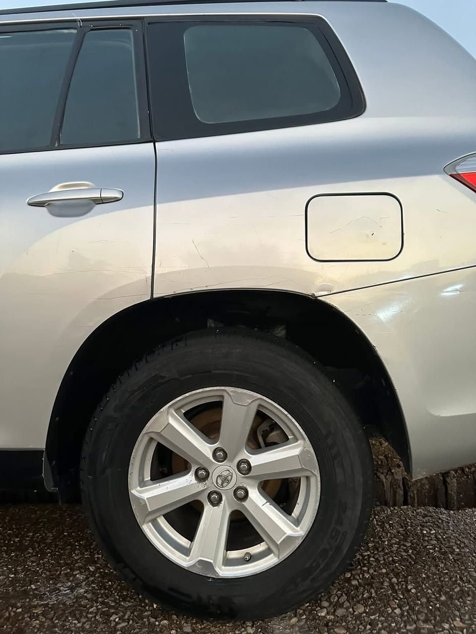 سلام عليكم. للبيع
هايلندر مديل 2010 

رقم بغداد بسمي مشروع وطني 

الون رصاصي 

مكينه 6 سلندر المرغوب 

تبريد تدفئه جاهزه من كلشي

شاشه تحكم استيرن 

كامره دواره

فتحه بل سقف 

تخم تاير جديد 

كشن السايق كهربائي 

7راكب تبريد ٣قطع 

بيها صبغ جمرلوغ والبنيدً جراد وعندي صورها قبل الصبغ يعني قطعتين صبغ   سياره جاهزه من كل النواحي ومتعوب عليها مال بيت استخدام شخصي 

السعر 150وبيهاً مجال بصيط

مكان السياره ديالى

***********
