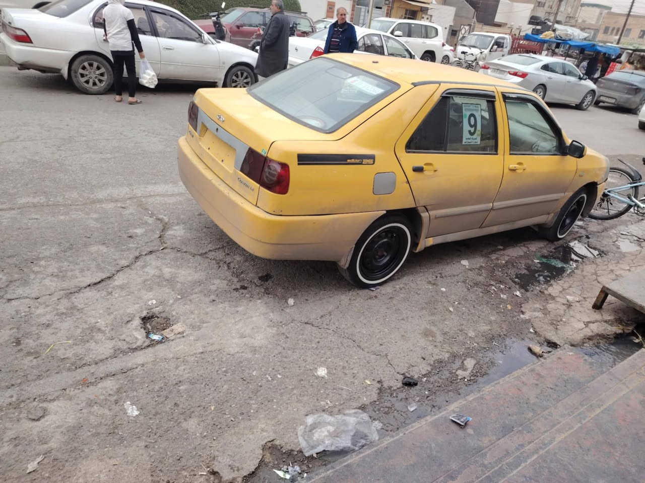 كوين 2009 رقم مصطره بأسمي هيئه عليها 75 الف غرامات صفر مكينه وكير  نضيفات وايرمنيه كلها شغاله بور قفل مركزي وترايك وين مايعجبك ولباقي كدام العين السعر 27 الماشراي لايدوخني السوك مليان سيارات مكاني حي القاهره الشراي يتصل او مراوس بسياره بيجو ***********
