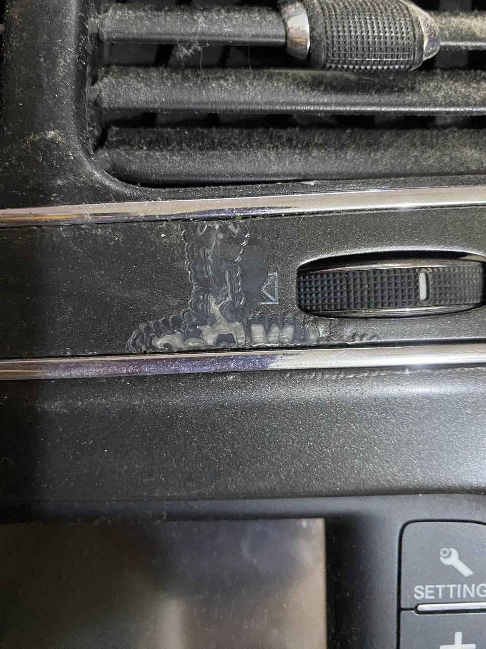 السلام عليكم
شاشة مال جورني من موديل ١٢ وفوك هيه والكفر والcd قيم واخذ مابيها شي شغاله ونضيفة فقط هذا التكحيل البالصورة   ***********
