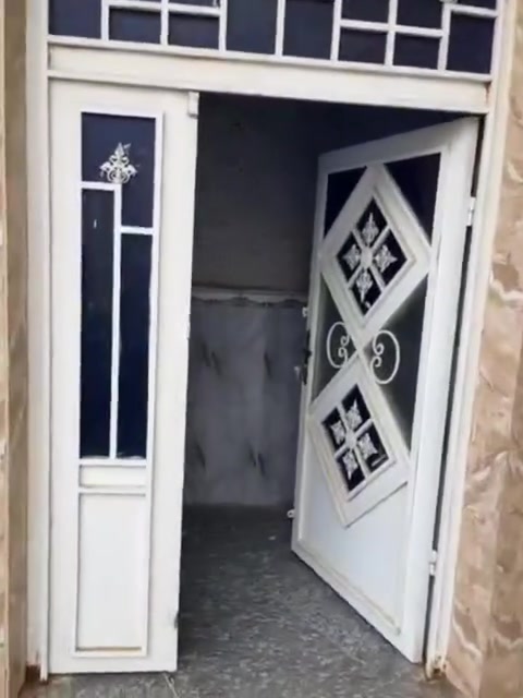 سلام عليكم
بيت للبيع في سياسين 
مساحه ٢٠٠ متر عل شارع عشرين مريم جيزاني 
محتويات / طابقين 
طابق الاول غرفتين نوم وهول ومطبخ وصحيات داخلي وخارجي واستقبال وكراج وحديقه ومنور
طابق ثاني ٣ غرف نوم وصحيات 
للاستفسار الاتصال عل الرقم 
***********
يباع عن طريق مبادره او نقد
