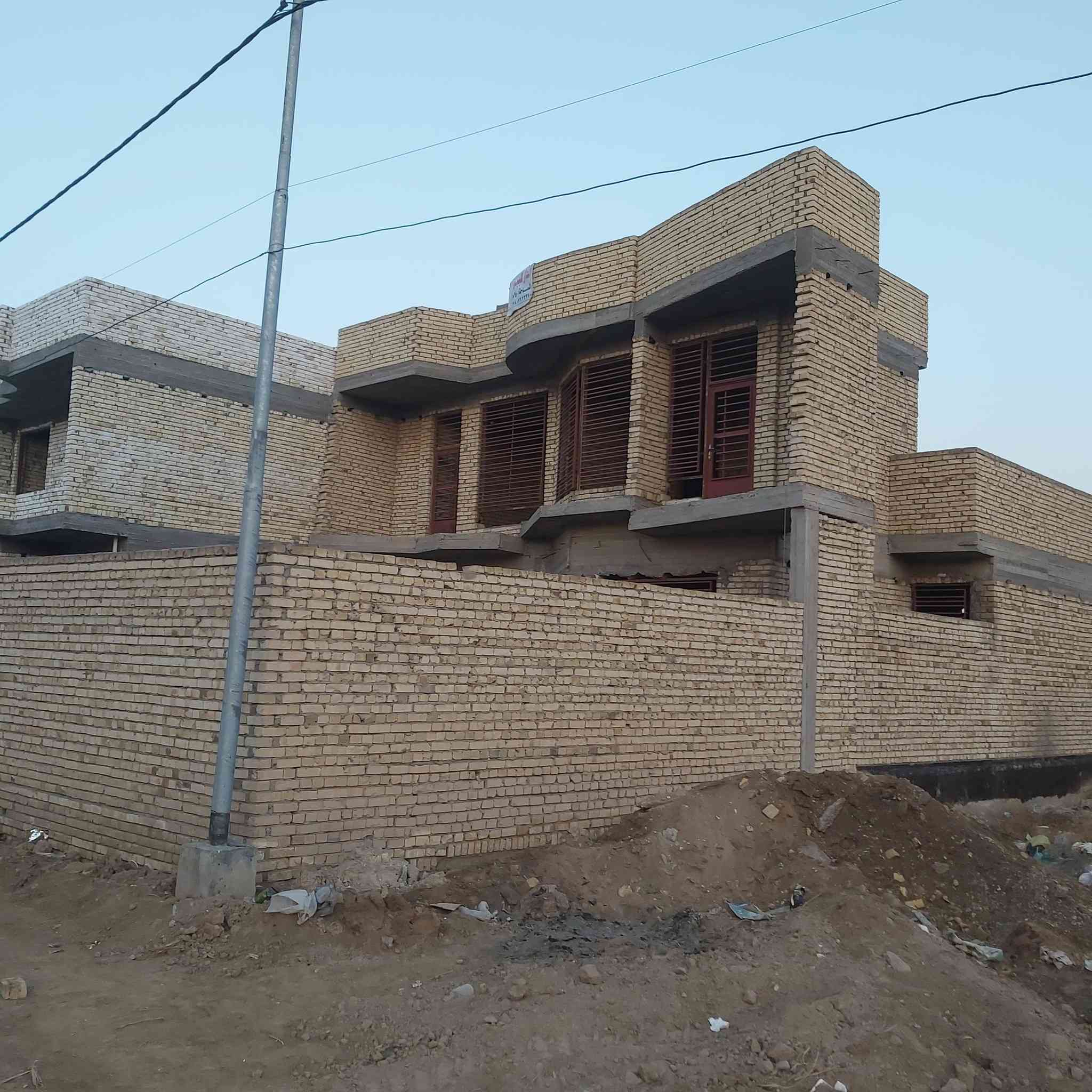 هيكل بيت طابقين للبيع، المساحة 250م²، في منطقة الموظفين/ قضاء العزيزية / محافظة واسط..
المنطقة خدماتها كاملة وشاملة (ماء، كهرباء، مجاري).
 للإستفسار عن السعر والتفاصيل، التواصل على الرقم: *********** (يوجد واتساب)
