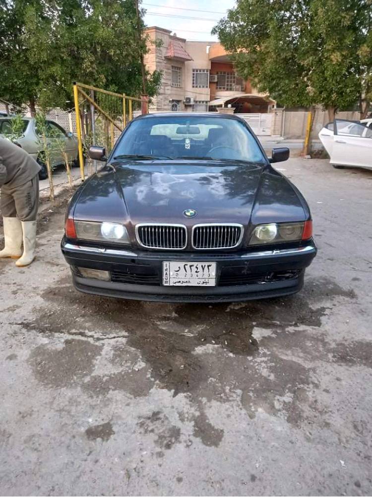 السيارة موديل 1994 باسمي ٧٣٠ ثمانية سلندر نقص صبغ كلشي شغال بية كير محرك خير من الله مشروع وطني  من سكنة بغداد  هسه هية جارده رقمي ***********