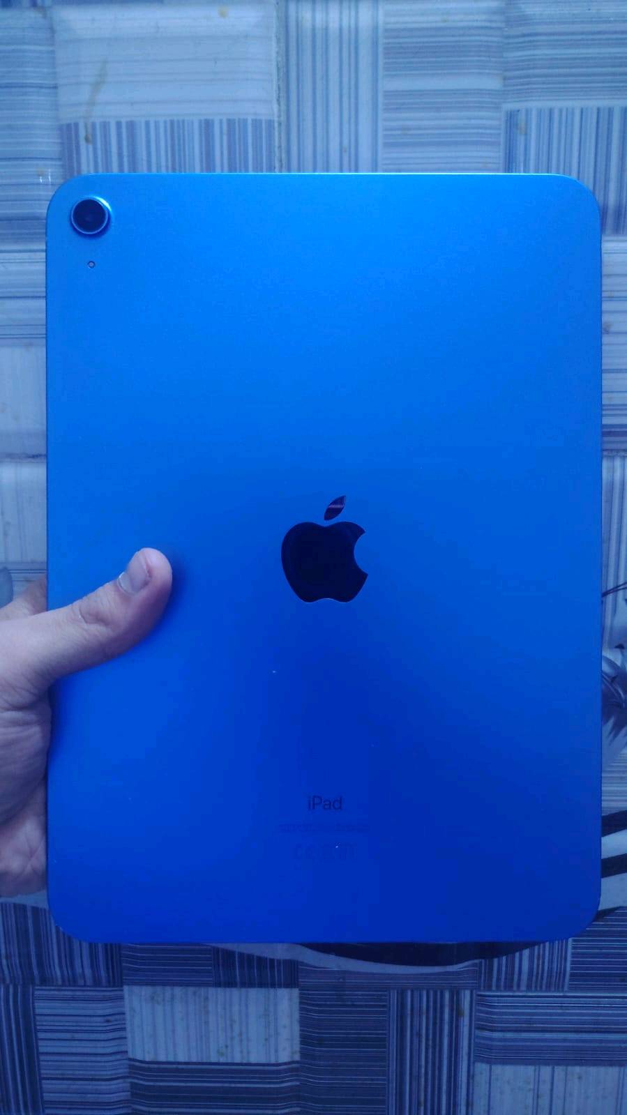 
ما هو الطراز والموديل بالضبط؟: 
الجيل ال10 
كم هي سعة التخزين الداخلية؟: 
64
هل يوجد مع الجهاز ملحقات مثل الشاحن أو القلم؟: 
لايوجد ملحقات 
ما هو موقعك الحالي لتسهيل التوصيل؟: 
الدوره شارع الصحه 
هل الضمان مازال ساري؟: 
الجهاز نضيف فقط بصمه الإصبع متوقفه 