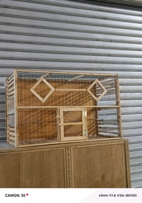 للبيع قفص طيور خشبي بجودة عالية. يحتوي على تصميم شبكي مميز وجدران قوية...