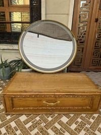 عندي ميز + مرايه ام اللد عدد ثنين  السعر ١٥٠ وبيه مجال بسيط ٠٧٩٠١٨٨٥١٢...