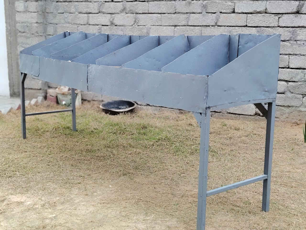 السلام عليكم اخوان للبيع ميز مخضر درجى أولى الطول 3امتار العرض متر بي 7خانات راصطات حديد ثخين  المكان بيجي الحي العصري للاتصال *********** حياكم الله جميعا
