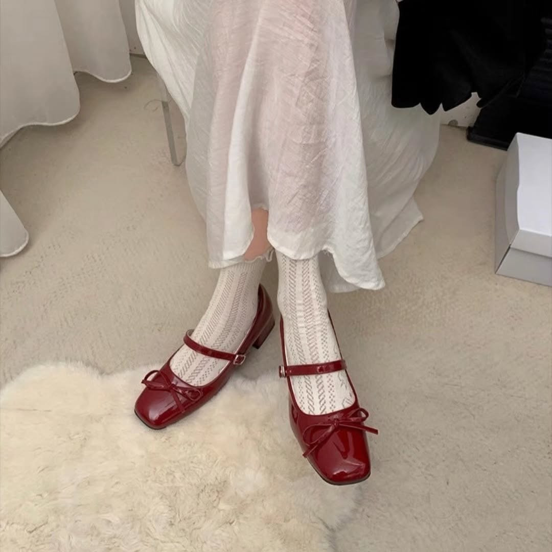 ✧･ﾟ: ✦ Mary Jane Shoes ✦ :･ﾟ✧

حذاء ماري جين باللون الماروني مع ورود ✦
تصميم أنيق بتفاصيل ناعمة يلفت الأنظار 🌸

📏 القياسات: 37 • 38 • 39 • 40

💰 السعر: 25,000 د.ع

📦 توصيل بغداد: 4,000 🚚
📦 باقي المحافظات: 6,000 🚚

📲 للحجز عبر واتساب: ***********
أو راسلونا على الخاص ✨
