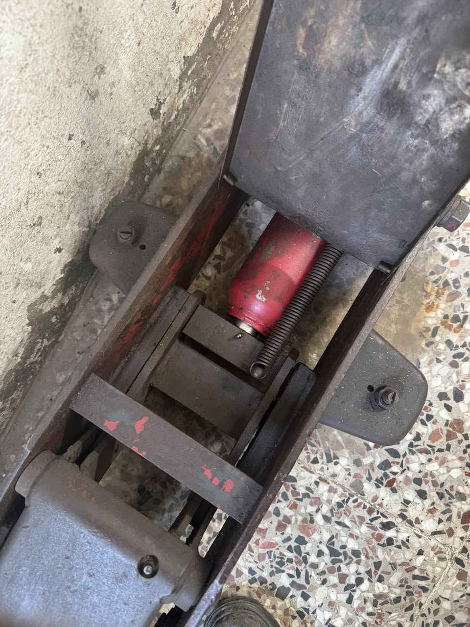 سلام عليكم جك 2 طن للبيع نوعيه اصليه من القديمات مو صيني 275 بيه مجال مكانه البياع حي الصناعي 
***********
