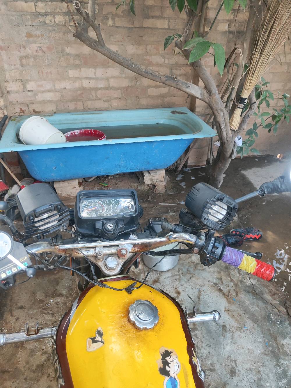 السلام عليكم دراجة للبيع سيفان موديل 23 محرك ما مفتوح شرط لا صرف ولا بخار نضافة مثل البصور فول 
مكاني كركوك حويجة ناحية الرياض السعر 580 وبي مجال اتصال./***********