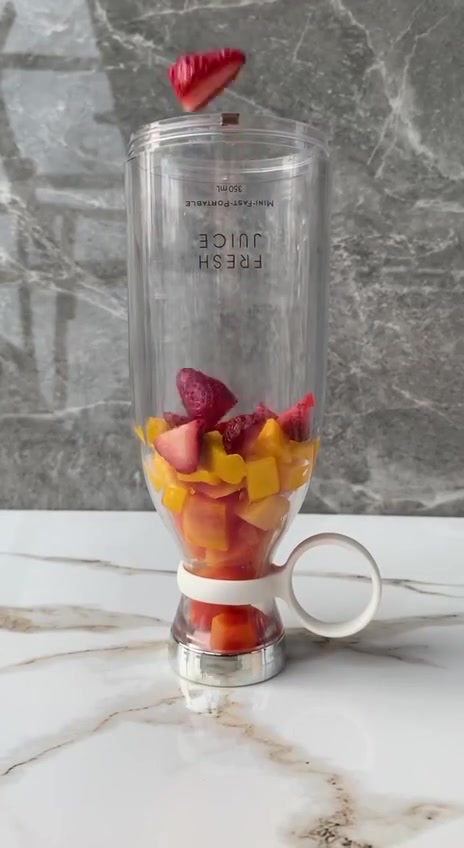 بلندر الاصلي من شركة fresh juice ♥️ الخلاط رقم #1 مبيعاً في العالم
لإصحاب الذوق الرفيع والمميزين
تاخذه وياك وين ما تروح وتسوي المشروب الي يعجبك

تتمرن وتروح للجم اخلط مشروب البروتين الي تحبة
يعني خلاط مناسب للكل 

مميزاته:
1-خفيف الوزن وسهل الحمل
2-سهل التنظيف
3-يعمل عن طريق شحن
4-ياتي مع شاحن لاسلكي سريع جداً
5-شفرات حادة وسريعة جدا لخلط جميع انواع المشروبات وحتى الثلج
6-حجمة ٣٥٠ ملم

متوفر باللونين وردي💖 ابيض🤍
السعر 31الف 
🚘 يوجد خدمة توصيل لجميع محافظات العراق 5 الاف 🚘


**إذا كنت صاحب هذا الإعلان وتريد حذفه لأي سبب، رجاءا أرسل رسالة إلى الدعم الفني**