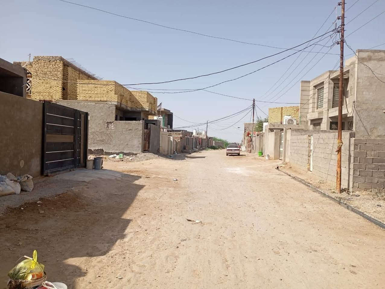 سلام عليكم بيت زراعي مساحه 150بناء جديد صب متكون استقبال وصاله ومطبخ وحمام داخلي وغرفه طابق الاول وغرفه طابق الثاني وحمام طابق الثاني وثنين ممرات وصحيات خارجيات العنوان حي الجميعيه شارع الحولي قرب بيت ابو طرطش ***********
