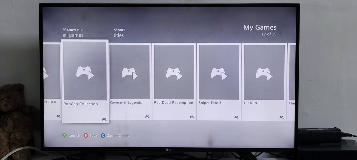 Xbox 360 مهكر
يحتوي على ٣٠ لعبة قوية 
جهاز نظيف و شغال 
مع ٢ جويستك 
مع ١ كيبل شحن للجويستك 
السعر ١٢٠ الف 
مكاني بغداد : الدورة  توصيل ماعندي
للتواصل على الواتساب ***********
