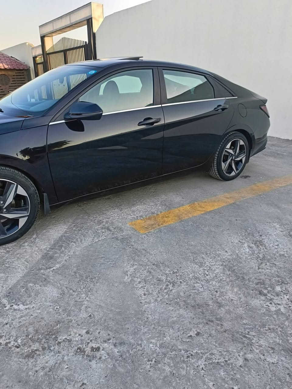 السلام عليكم
النترا هايبرد 23 
السيارة فول حادثها دعامية تعتبر كلين 
رايد اراوسها ويا byd 
مكاني بغداد 
***********
