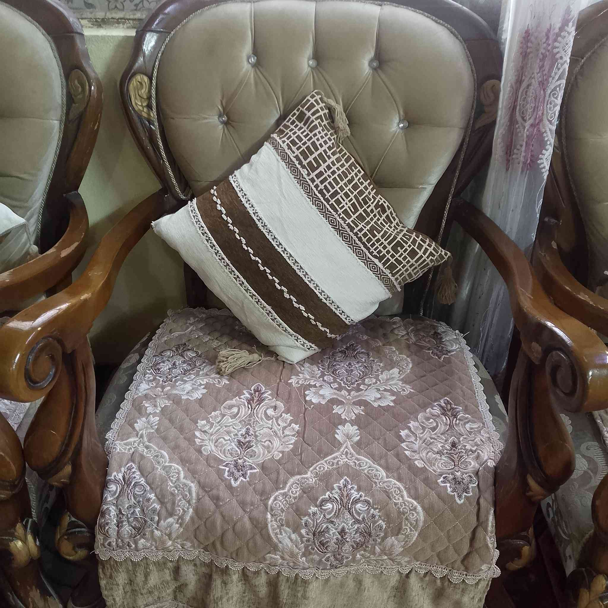 السلام عليكم من رخصه الادمن
تخم ابو التاج للبيع 10مقاعد 2كبار و4 مع كوشات عدد5
مع فرشات العنوان شهداء العبيدي الثانيه 
للتواصل *********** السعر 400وبي مجال
