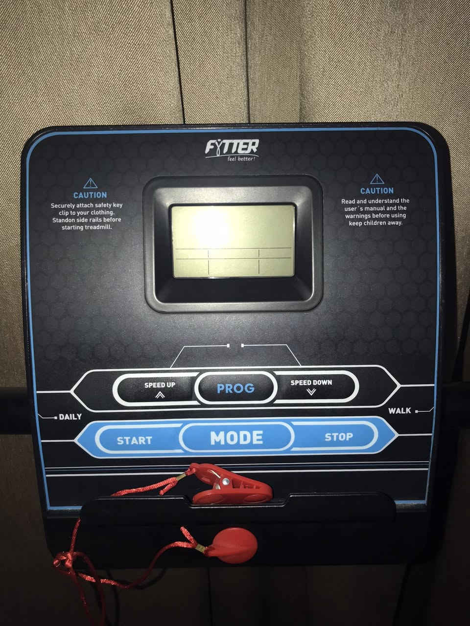 السلام عليكم جهاز جري كهربائي نظيف جداً استخدام 4 لو 5 مرات بس .. 120 كيلو بي طكتين عادي وجبلي  سرعته 10km/h السعر 250 الف وبي مجال بسيط مكاني بغداد اليرموك *********** . ماعندي توصيل
