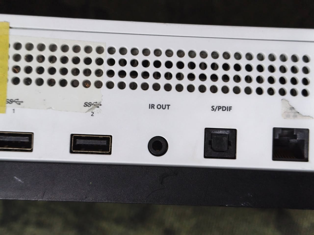 السلام عليكم  شباب 
Xbox One s 
الجهاز ذاكرة 1 تيرا لك ستيكر ما مفتوح  بي اشتراك كيم باس التمت اعلى فئة شهر ونص ومحمل بي العاب روكت ليك و فورزا هورايزون 5 وباتلفيلد 1 وبيس وبعد كم لعبة هم الجهاز تجي ويا يدة سيريس اس سودة وياها بطارية هم  
سعر 200 الف قفل شباب الجهاز واحد تيرا وما مفتوح ويدة السيريس وحدها غالية ب 50 الف والبطارية ب 15 الف اني كلهن عارضهن  مع الجهاز 200 ، واذا تريد انطيك يدة كيم سير إمكان يدة السيريس احسبهن الك 190 
بدون زحمة شباب الاسعار قفل من الاخير 
مكاني بغداد توصيل ماعندي توصيل ماكو 
***********
