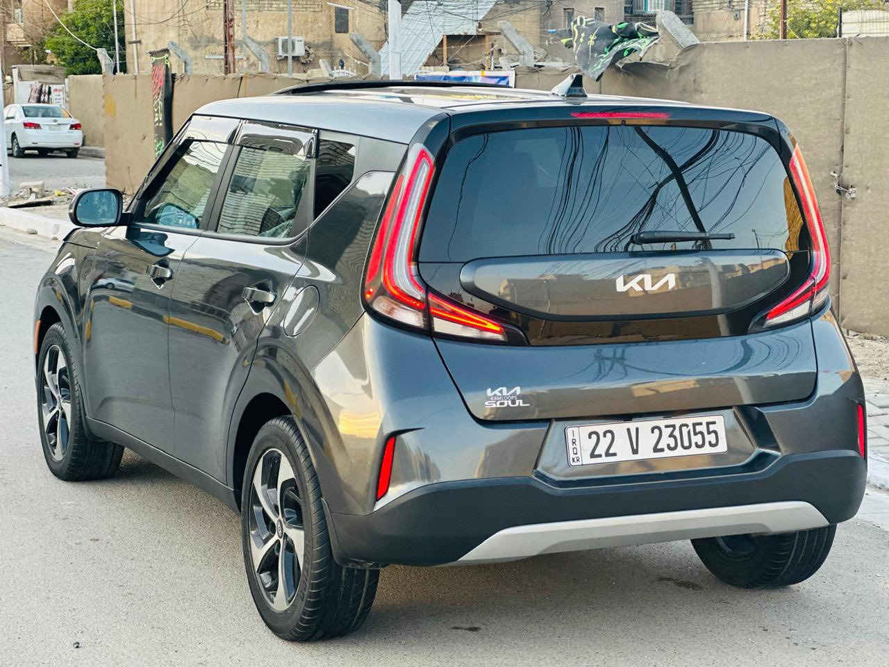 السلام عليكم ( بيع فقط بدون مراوس)
 (كيا صول 2025 كلين بدون صبغ بدون تبديل لون فيلي )
( اخو زيرو ماشية الفين محرك 2000 دوش)
(مرقمة اربيل جديد دخول وترقيم وهزة وفحص كلة جديد )
 (حادثها جدا بسيط) : بيهة كسر بدعامية ومكانين بارد بي دي ار على كد شبر صور والسونار موجودات
(السيارة بدون صبغ بدون تبديل )
المواصفات :
سلايت فتحة بسقف / لايتات لد زنون عدسات 
بك لايتات لد / رادارات وتنبيهات من جميع الجهات / نقطة عمياء واشاير بلمري / شاحن واير ليس / تدفئة كشنات وتدفئة ستيرن / منافذ شحن امامية وخلفية / تحديد مسارات سياقة ذاتية / كيجات الكترونية / انظمة قيادة نورمال وسبورت / اطفاء ذاتي / انارة داخلية لد 
دشبول سيارة بيانو بلاك
 وباقي المواصفات المعروفة
السيارة جديدة جدا ونظيفة وماشيه قليل اخو زيرو وجاهزة وكاملة من كل شي
العنوان : بغداد / الكرخ
للاستفسار :  ***********  ومتوفر بي واتساب
