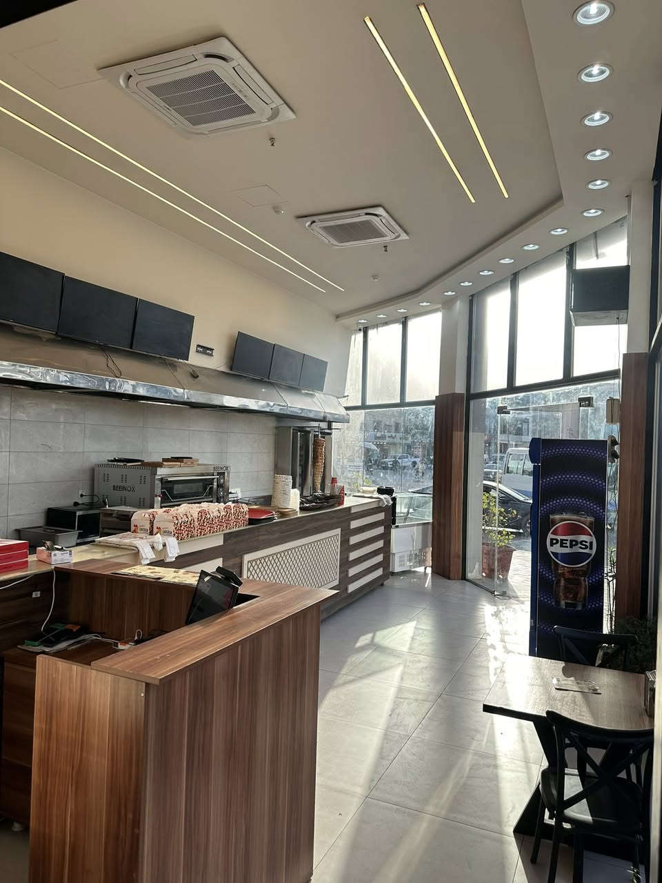 مكلف بالنشر
مطعم للبيع
 او للاستثمار ( الدخول في شراكة )
جاهز وكامل من كلشي
احهزة بكل انواعهه
سستم كامرات 
نظام حرائق سلم طوارئ 
تبريد مركزي 
كاشير كامل متكامل 
مصعد كهربائي 
توجد صالة عوائل + صالة خارجية كبيرة مفتوحة عالشارع العام تصلح كوفي 
طبعا من الممكن تغيير فكرة المشروع
موقع تجاري جدا راقي 
كربلاء >>  ركن فلكية الجمعية 
سبب البيع الدخول في وكالة غير ناجحة 
للاستفسار 
رقم صاحب المطعم 
‏‭0772 462 1513‬
