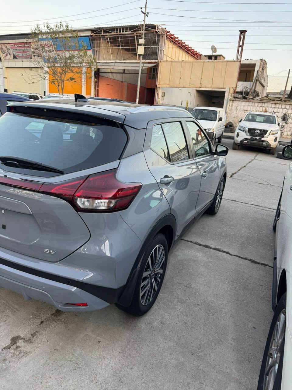 NISSAN KICKS SV 2023 

چیمەنتۆیی بیلاد سەقف ڕەش 
بێ بۆیاخ 
یەک پەلە سارد بە بۆنیدەکەوەیەتی لەگەل پەڵەیەک قەڵەم کاری بچوک
ئێرباگ بیلادی دانراوەتەوە
20,000 مایل ڕۆیشتوە 
سەیارەکە بێ قۆپو شوختە
هیچ مەسرەفی تێدا نیە
هیچ گڵۆپێک لەدەشبول ئیش ناکات
هەموو شتێکی بەشەرت 
زۆربێکێشەیە
*********** السليمانية, العراق
