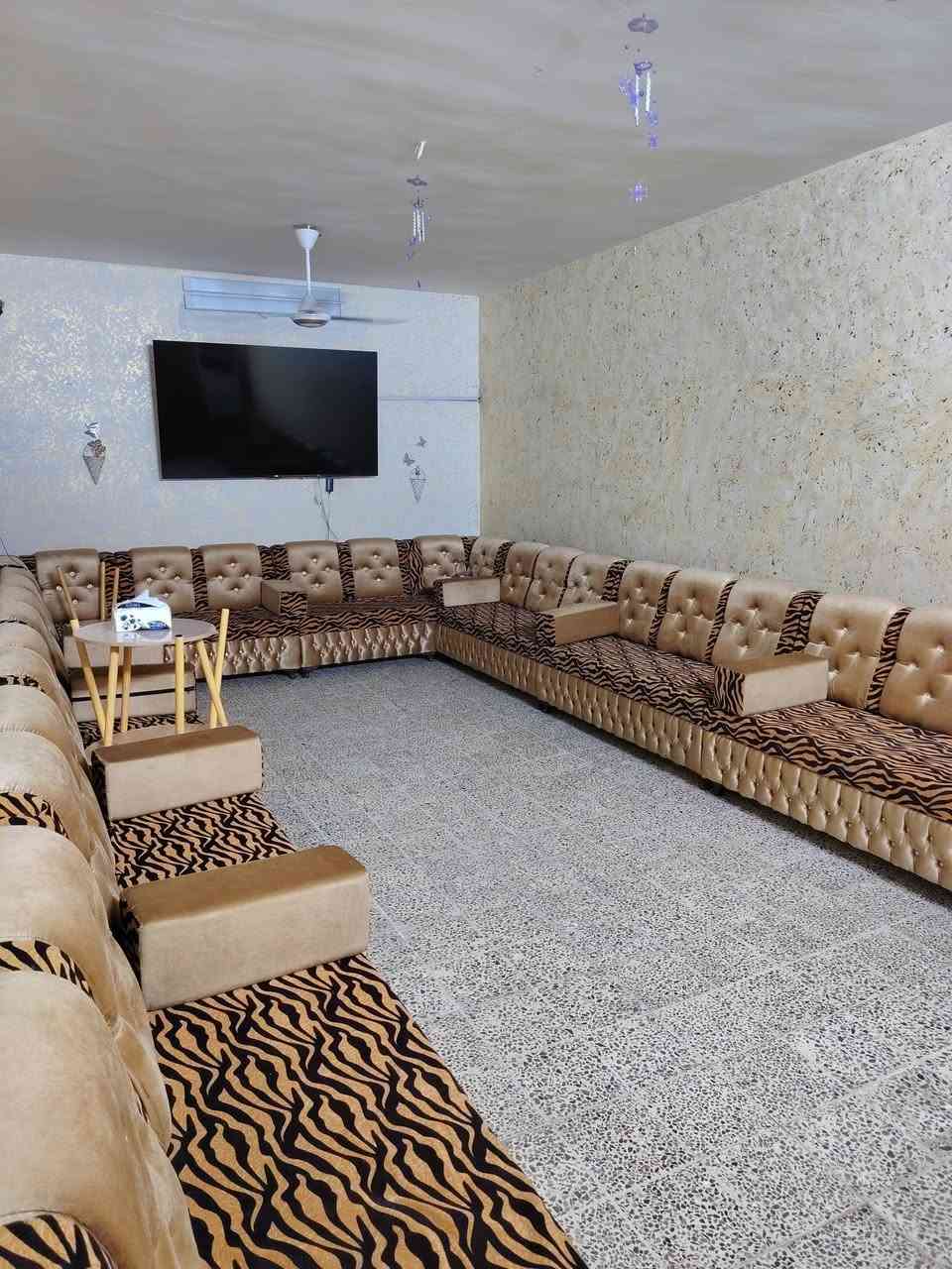 سلام عليكم 
بيت طابو صرف 200 متر بناء ثمانينات 
الموقع الزعفرانيه حي الشهداء قرب مركز شباب الزعفرانيه  قرب على ابورقيه المضمد قريب على منتزه
البيت طابقين الطابق الاول كراج وحديقه و
استقبال وهول وغرفه نوم ومطبخ وصحيات
الطابق الثاني 
5 غرف نوم وبالكون وصحيات
التفاصيل اكثر على الواتساب ***********
