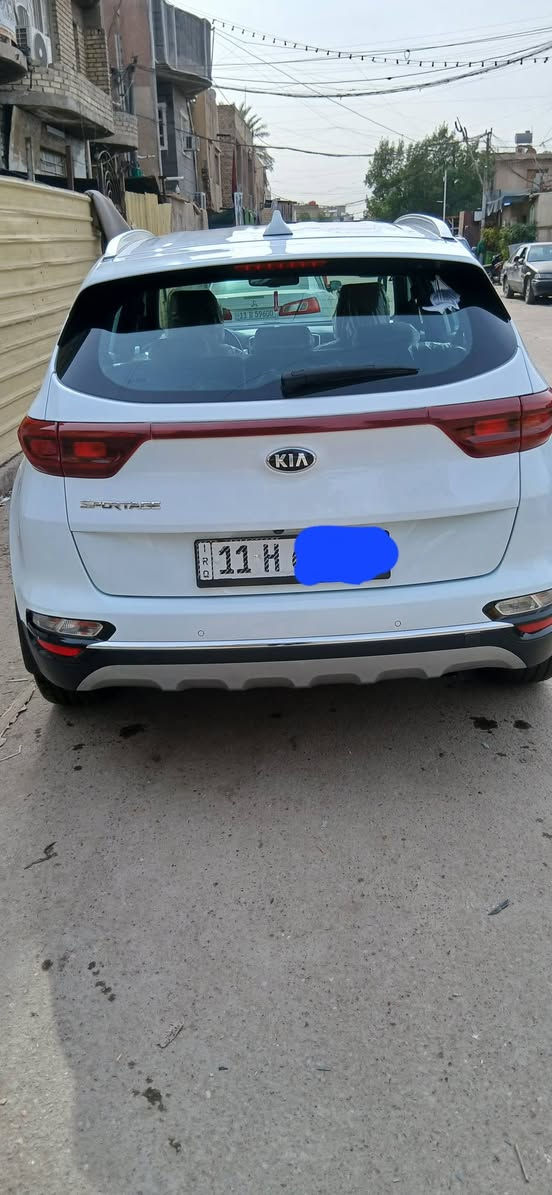 سبورتج موديل 21  ماشيه 90الف مابيه لابارد ولا صبغ بيه شخط بسيط ورصعه مثل ماموضح بالصوره السياره بصمه مكينه 2000دوش ع وضع الشركه  مكاني  بغداد للاستفسار الاتصال ع رقم ***********
