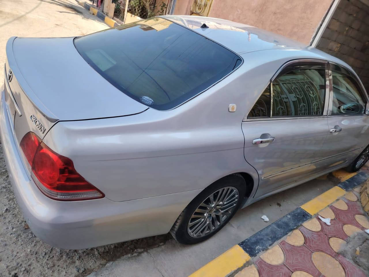 السلام عليكم ورحمة الله وبركاته سيارة تيوتا كراون موديل 2004 فول مواصفات عدا الفتحة مدفوع كمركها وكامل يعني بس للترقيم يعني الي ياخذها يروح يرقم كبل اللون بحري ثلاث بردات تبريد خلفي ثلاجة تحديد سرعة كراسي كلها كهربائي حتى الخلفي ومستعجل على البيع السعر دفتر وهذا رقم تلفوني ***********
