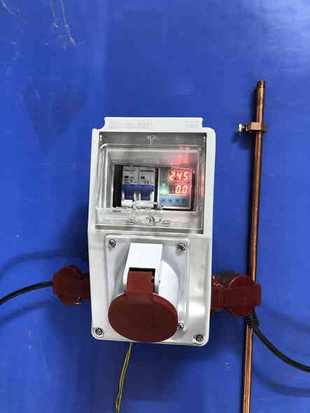 ⚡️ جهاز حماية الشواحن الكهربائية للسيارات الهايبرد والكهربائية ⚡️

احمِ سيارتك وشاحنك من أي مخاطر كهربائية مع جهاز الحماية الذكي المصمم خصيصًا للسيارات الهايبرد والكهربائية.

🔧 المواصفات الفنية:
 • حماية متكاملة من ارتفاع أو انخفاض الفولتية.
 • منظومة تأريض متكاملة بطول 120 سم لأعلى درجات الأمان.
 • مآخذ متعددة تتحمّل تيارًا يصل إلى 32 أمبير.
 • صندوق خارجي متين مقاوم للماء ويتحمّل جميع الظروف المناخية.
 • الأجهزة المتوفرة: 32A و 63A، مع إمكانية التصنيع حسب الطلب.
 • ضمان لمدة سنة كاملة.

💰 السعر: 80,000
📞 للاستفسار والطلب: ***********
