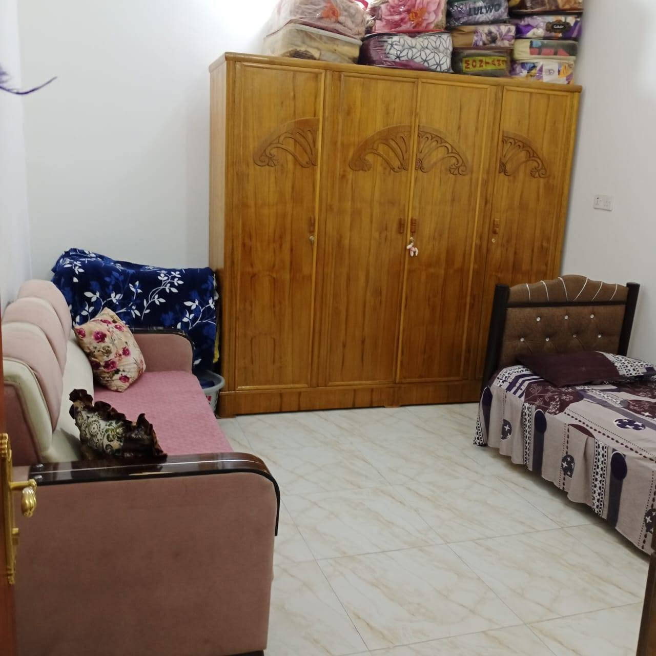 دار للبيع طابو زراعي يحتوي ع حديقه . كراج صحيات خارجي و داخلي يحتوي ٢ من الغرف وصاله ومطبخ  للتفاصيل اكثر اتصل ***********واتساب 

بيه        ملاحظه : المكان التقيه 3 قرب ساحة 
                التوديع.     

السعر 90بيه مجال
.
