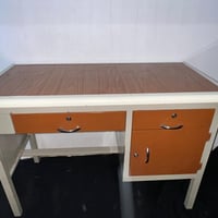 مكتب • نظيف