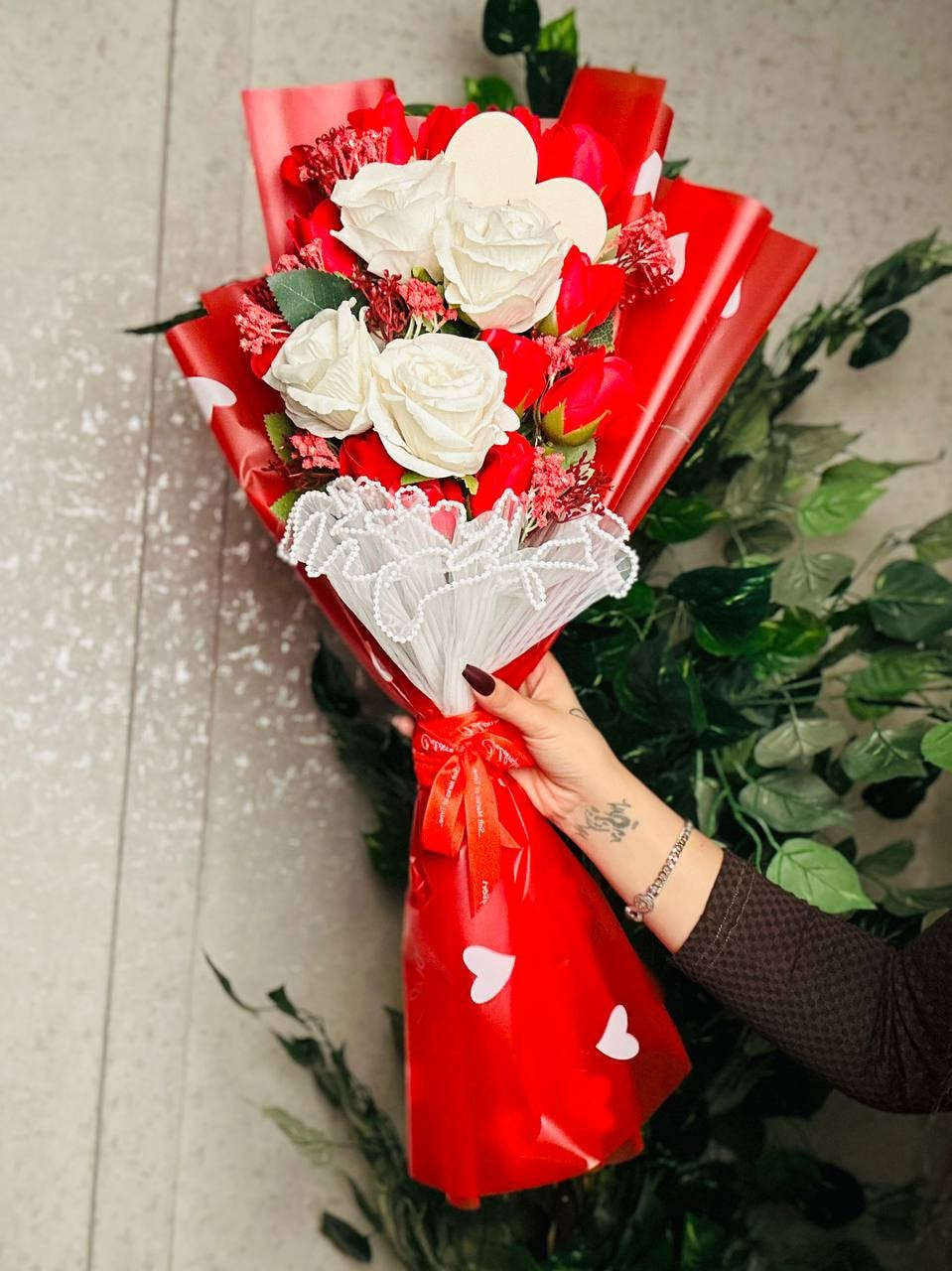 وقعتُ في حُب هذه التفاصيل.. شوفوا الجمال! 🥺❤️ بمناسبة عيد الحب بوكي ورد تختصر كل معاني اللطافة.❤️❤️❤️.

بعض الهدايا ليست مجرد أشياء، بل هي مشاعر مُغلفة بالورد.. شكرًا لمن جعل يومي أجمل بوجوده وبجمال ذوقه." 🌹✨

كأنها قطعة من الفن.. تناغم الأحمر مع الأبيض يعطي شعور بالفخامة. الورد مو بس هدية، الورد تقدير للروح." ❤️ شكرًا من القلب. 💍✨
مع كارت عبر بهدية تحچي عنك 💌

سعر البوكي 25 الف
🚘يوجد خدمة توصيل لجميع محافظات العراق 5 الاف🚘


**إذا كنت صاحب هذا الإعلان وتريد حذفه لأي سبب، رجاءا أرسل رسالة إلى الدعم الفني**