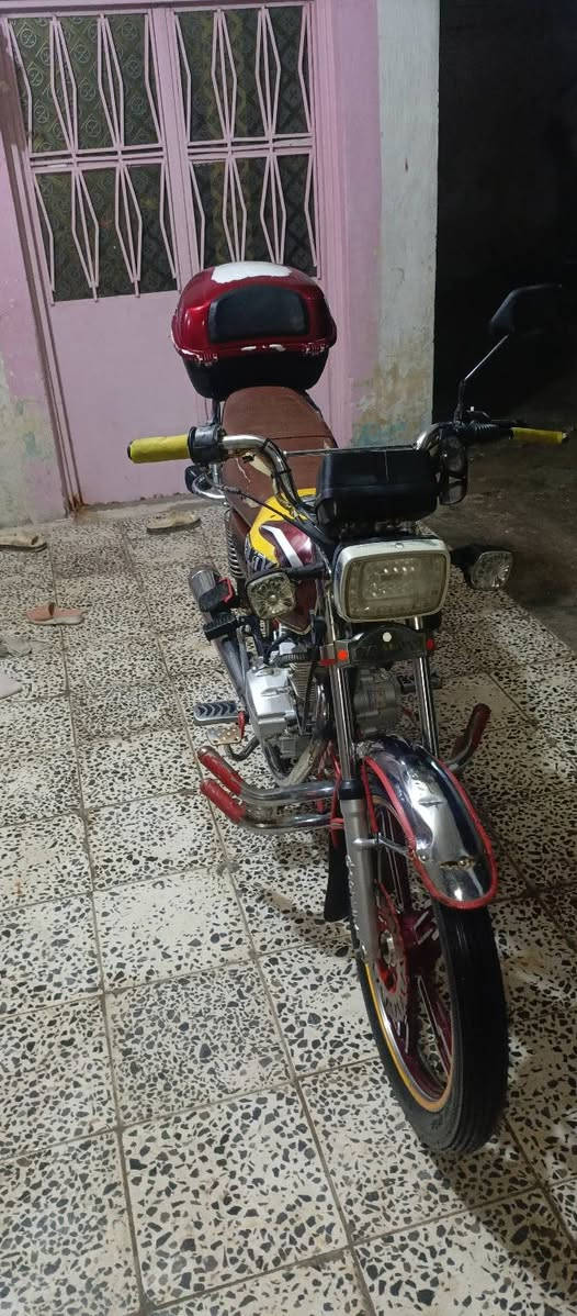 سلام عليكم دراجة سولنك للبيع م 23 اوراق اصوليه  نضافه ومحرك خير من الله مكينه مكفوله نكره سلف لاكن دراجة نواقص بيه بصيطه عنبار بريك امامي واير عداد سرعه  ومال دبل اشاره دكمه مكسوره  سعر ٥٢٥وبيه مجال مكاني الخالص سعدية الشط *********** فيس ممتواجد
