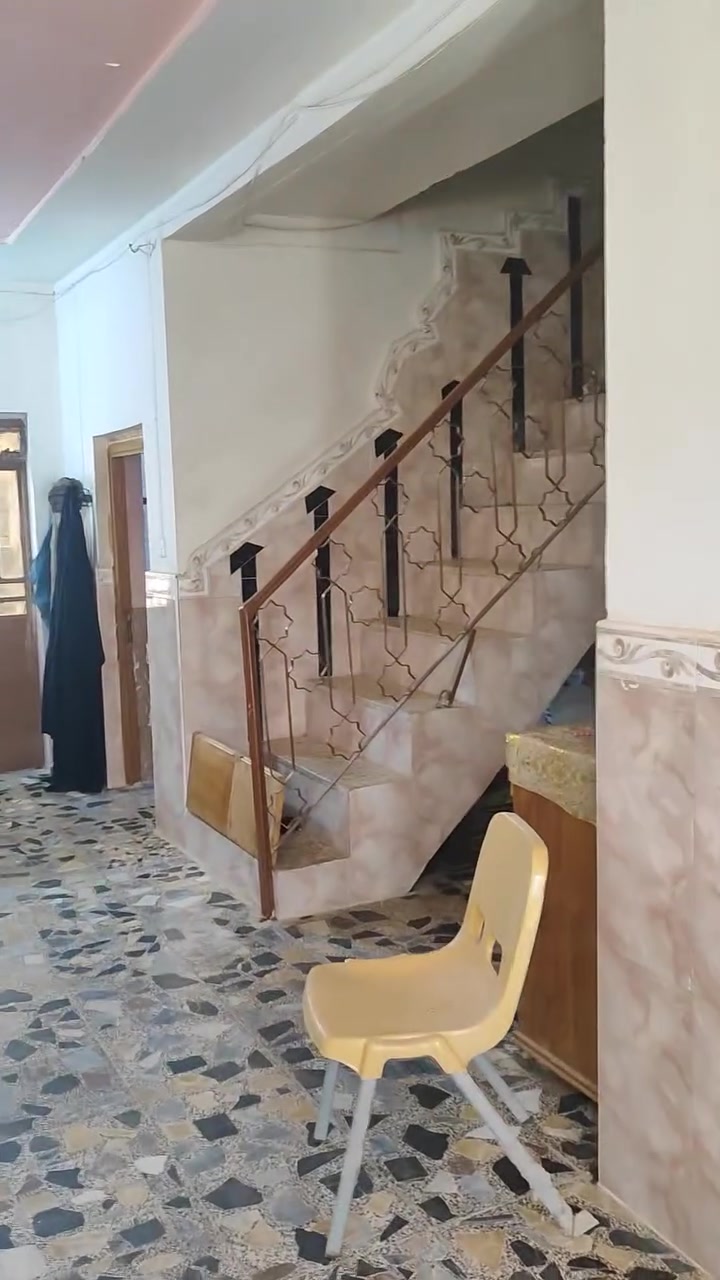 بيت للبيع في حي الجزيره خلف شارع النخيل قريب على سوق الجزيره على ساحه البيت مساحه 147 متر الوجيه 13 او نص والباقي نزال شيلمان نضيف متكون من استقبال أو صاله أو 4 غرف الحديقه من ضمن البيت السعر 165 بي مجال للاستفسار الاتصال ***********
