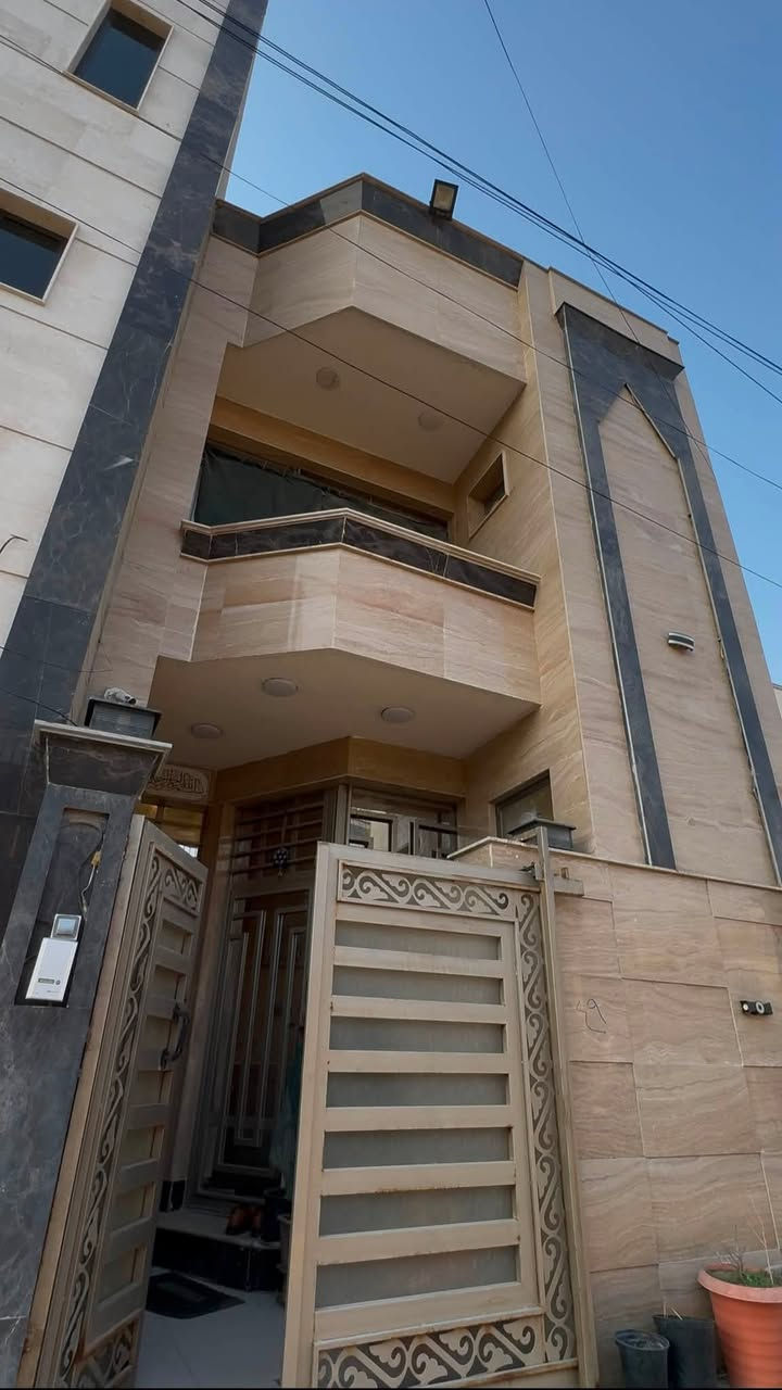 � للبيع بيت حديث في زيونة – محلة 710 – شارع رئيسي 🔥

فرصة ممتازة للسكن أو الاستثمار!

🏡 مساحة العقار: 150 م² واجهة 5 نزال 30
✅ بناء 2024
✅ مصمم بطريقة منزلين مستقلين بالكامل
✅ مداخل ومخارج منفصلة
✅ منظومة كهرباء وصحية مستقلة لكل قسم
✅ واجهتان (100 م² على واجهة و50 م² على واجهة أخرى)

🔹 القسم الأول (100 م²):
• 4 غرف نوم، لكل غرفة حمام خاص
• استقبال واسع
• حمام ضيوف
• مطبخان (حار وبارد)

🔹 القسم الثاني (50 م²):
• استقبال
• حمام أرضي
• مطبخ
• غرفة نوم مع حمام
• مساحة إضافية فارغة

✨ يمكن شراء أحد القسمين أو شراء العقار بالكامل، مع خصوصية تامة بينهما ويفصل بينهما منور داخلي.

📍 الموقع: زيونة – محلة 710 – شارع رئيسي.

📞 للاستفسار والمعاينة: ***********

السعر بعد الاتصال الجاد فقط.
