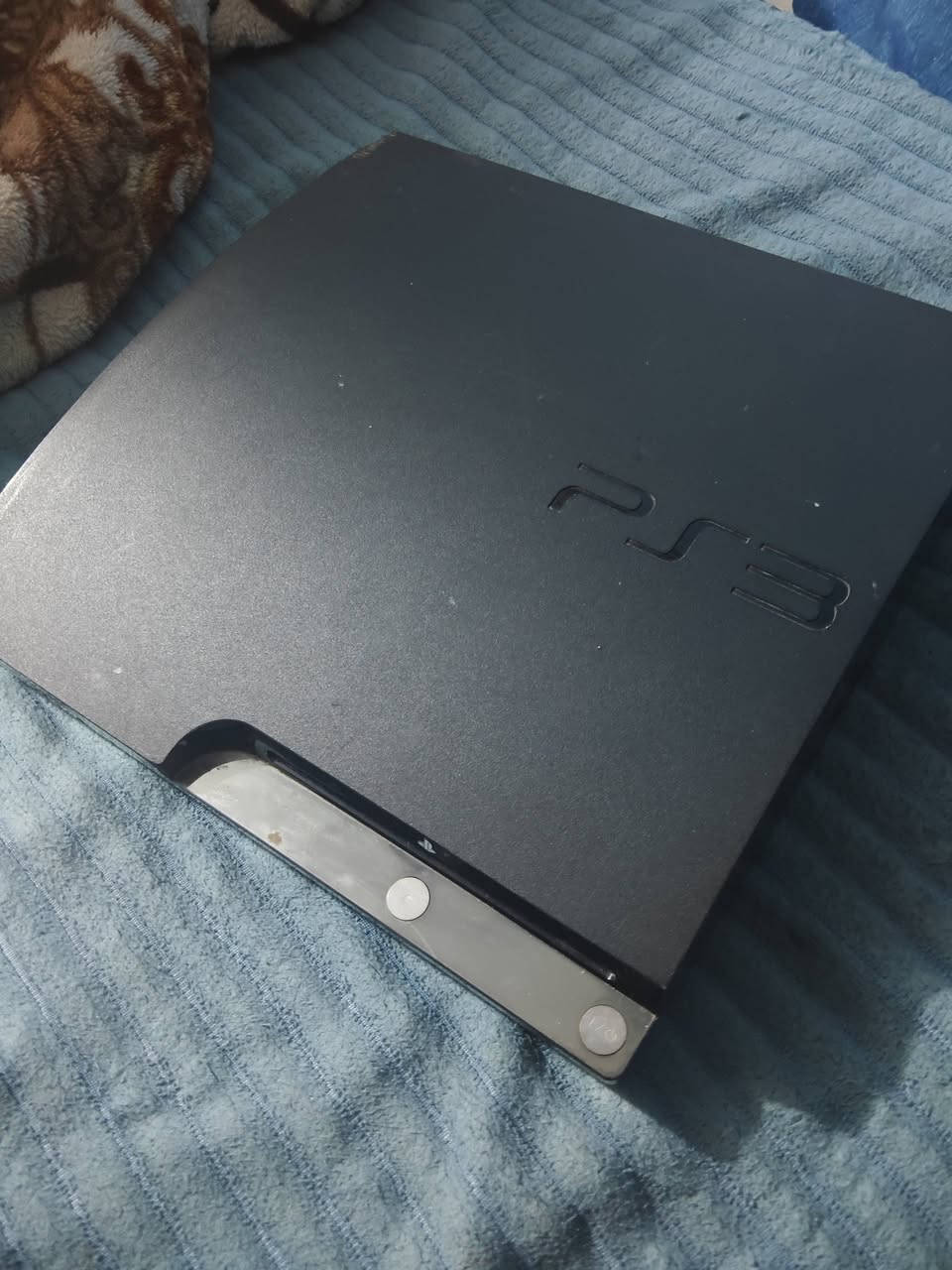 للبيع PS3 Slim مهكر
جهاز PS3 Slim نظيف.
مهكر وجاهز للألعاب.
هارد خارجي 320GB يحتوي على ألعاب.
وياه يد أصلية سوني + يد تجارية.
ملاحظة: الهارد الداخلي (250GB) خربان ويحتاج تبديل،
الرقم ***********
السعر خاص
