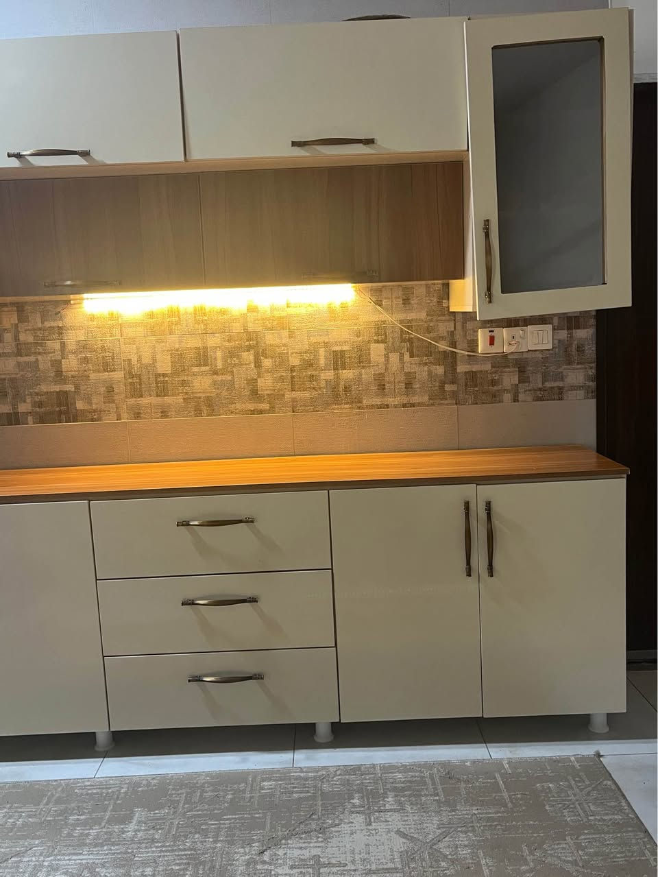 مطبخ توصاة تفصال خاص 
ملحق متكون مِـن ٦ ابواب 
كاونتر اربع ابواب + مجرات ٣
سنك اربع ابواب ومرمر 
مستعمل جديد مصارله سنه يمي مابي أيــي ضرر 
السعر ٥٠٠ الف وبيه مجال 
للتواصل على الرقم 
*********** بغداد, العراق
