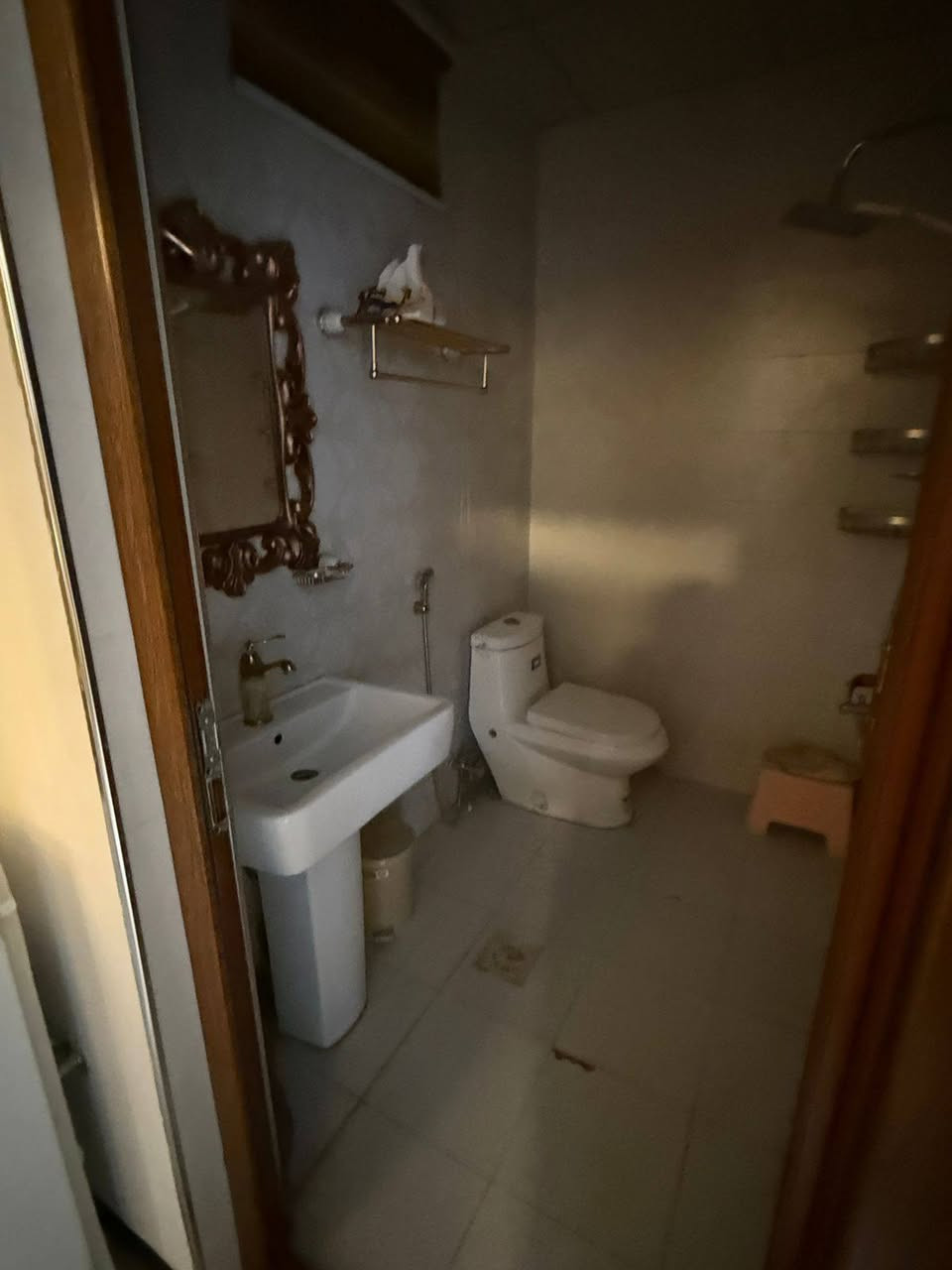 السلام عليكم:
#يوجد شقق #مؤثثه في #المنصور تحتوي على #غرفتين وصاله ومطبخ وحمام (للعوائل او للموظفين)
 #الاستفسار ع رقم : *********** يتوفر واتساب 📞.
