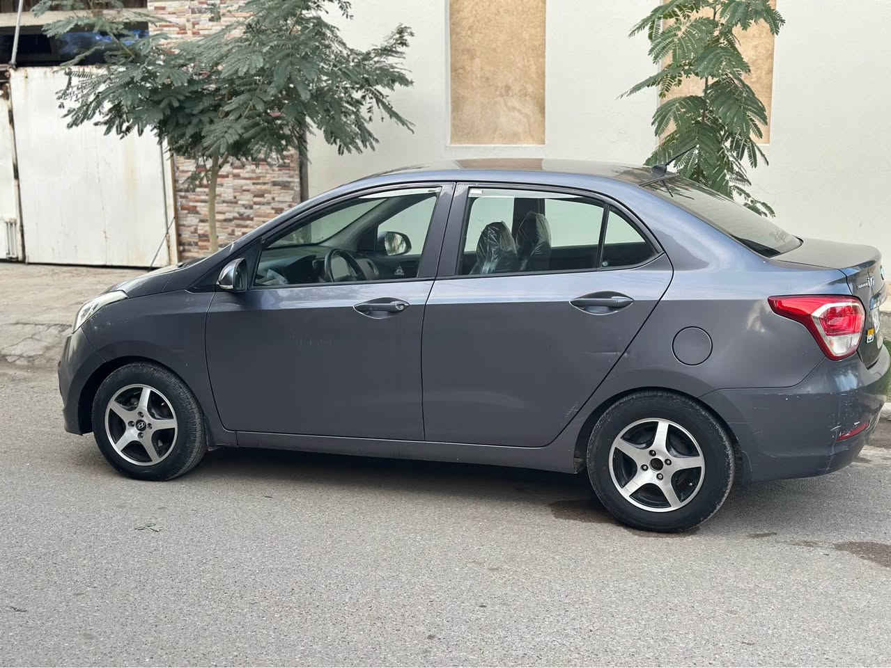 السلام عليكم 
هونداي i10 
موديل 15 
مكينة 1200
شاشة كامرة 
مري شفط اشاير بل مري 
ماشية 132الف 
السيارة كاملة من كلشي 
كير مكينة تبريد صدر كهربايات كلة مكفول
بيهة ربع الجاملغ صبغ ولبابتين بيهن مكانات بارد
*********** رقم  
مكان السيارة بغداد المشتل السعر80ورقة وبيهة مجال بغداد, العراق
