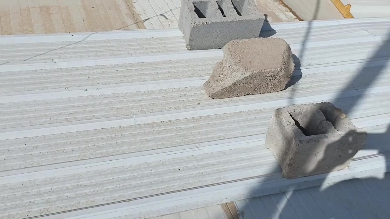 السلام عليكم البطه غسل وياها صونده 20 متر شغاله وضخ ماي بس صب ماي من جوه واجهيه حمام وترهم للدجاج 3 متر بيها 3 بيبان بعد بكيفك تقطعها تخليها ع طولها والقطعه الثانيه هاي صفحه تصير براغي وجينكو العدد 2 الطول 6 متر ما أعرف شكد سمكها انضاف سعر الكل 125 وبيهن مجال قليل مكاني أبو الخصيب طريق الصحراء رقم الهاتف ***********

