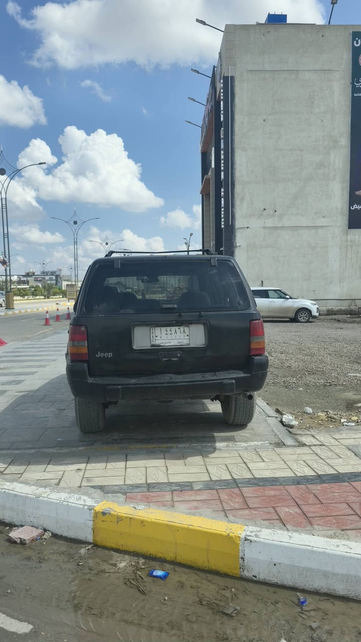 جيب كراند شروكي موديل 1994  رقم نجف  حداديه جديده مكينه خير من الله غرفتهه نضيفه شاشه هونداي  نقص تبريد 
العنوان ناصريه طريق ياحسين  السعر 42 وبيهه مجال  
R  ***********
