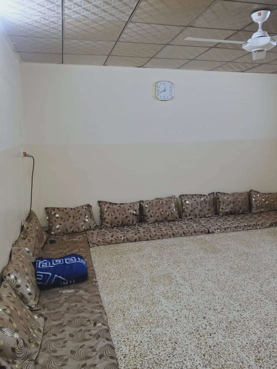 سلام عليكم بيت البيع 
الموقع حي عدن قرب مدرست عبد الوهاب الشواف 
مساحت البيت 200م 
وجهت البيت 10
السعر 125قفل
بيه غرفت نوم 1 استقبال اهول 
الاستفسار اكثر اتصال على هذا رقم 
***********
