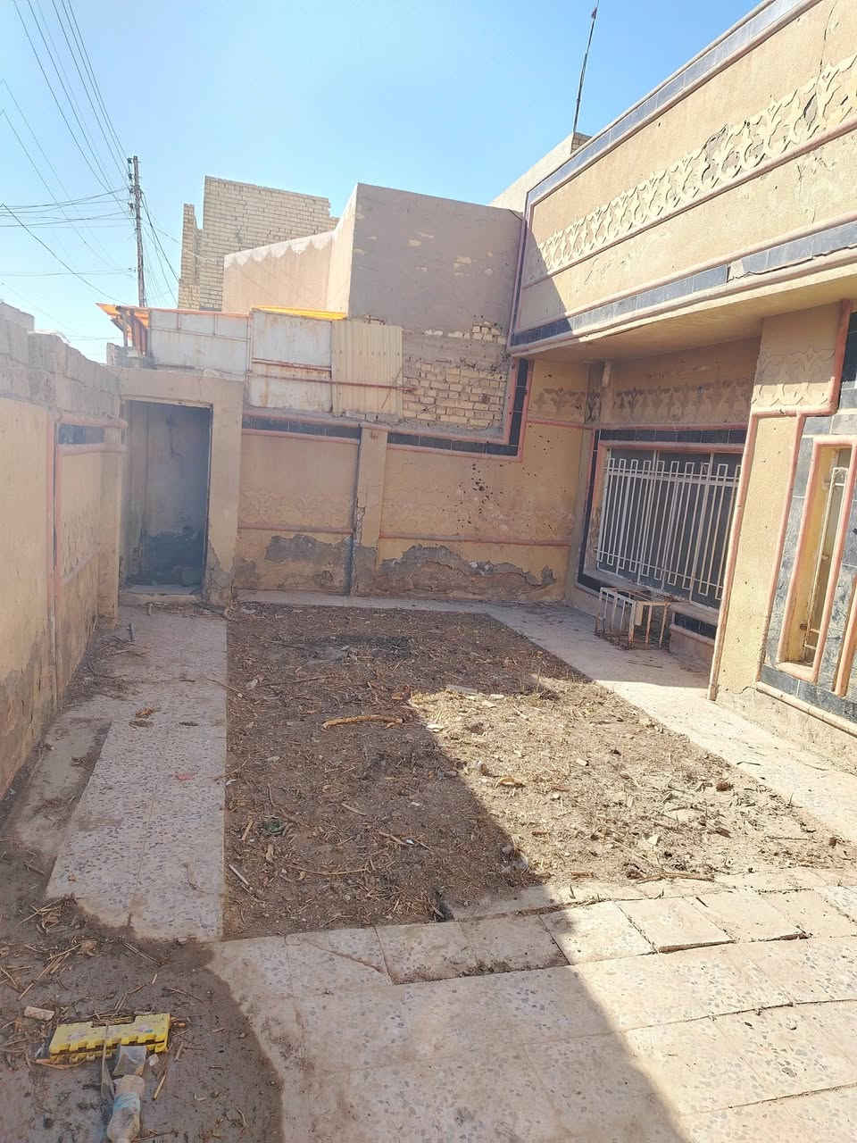 السلام عليكم
بيت 200 متر يباع كله او نصفه منطقه الألفين شارع النقابه فرع مجمع الرحمه الطبي موقع مميز جدا 
للاستفسار ***********
